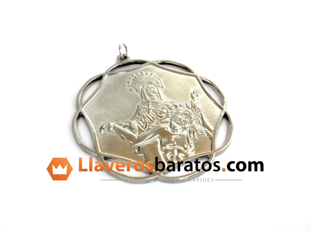 Llavero de metal en relieve con acabado plata envejecida