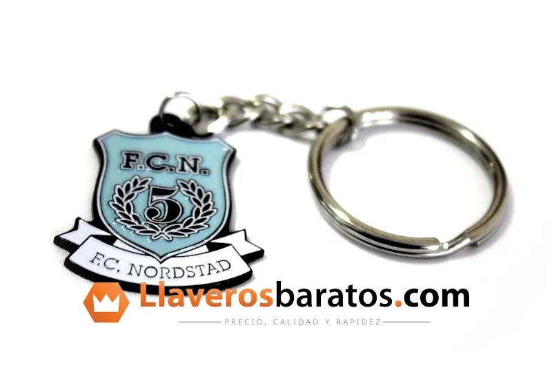 Llavero de metal con escudo de club esmaltado