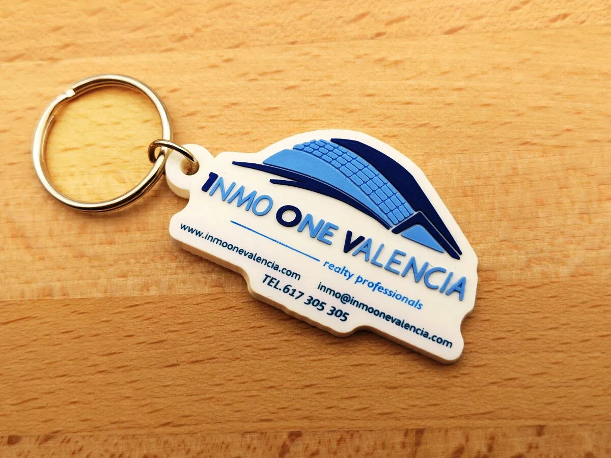 Llavero de PVC personalizado blanco y azul para inmobiliaria