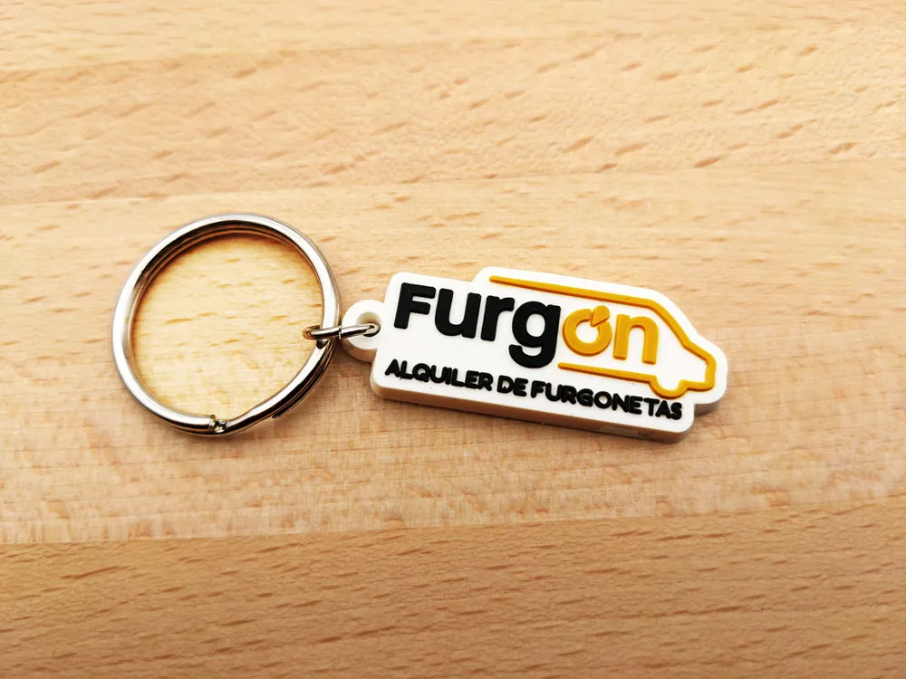Llavero de PVC blanco con logo de alquiler de furgonetas