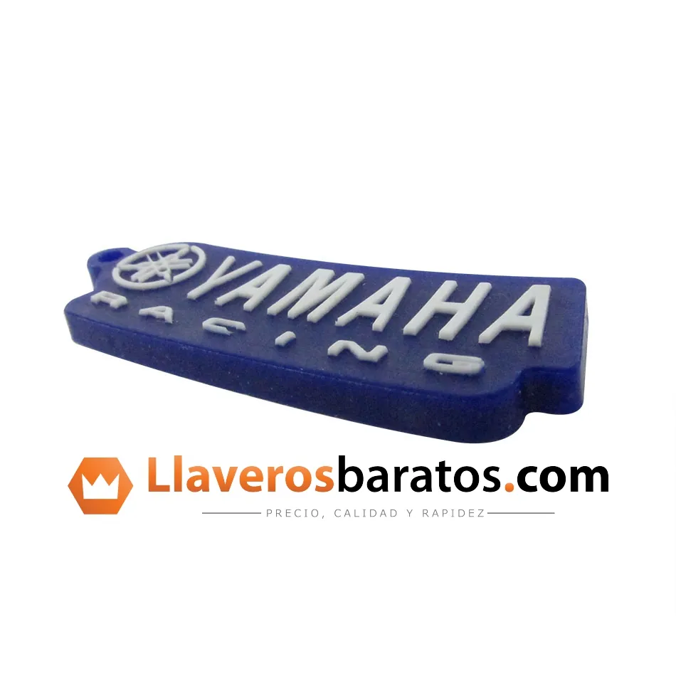 Detalle del relieve de un llavero de PVC con letras azules