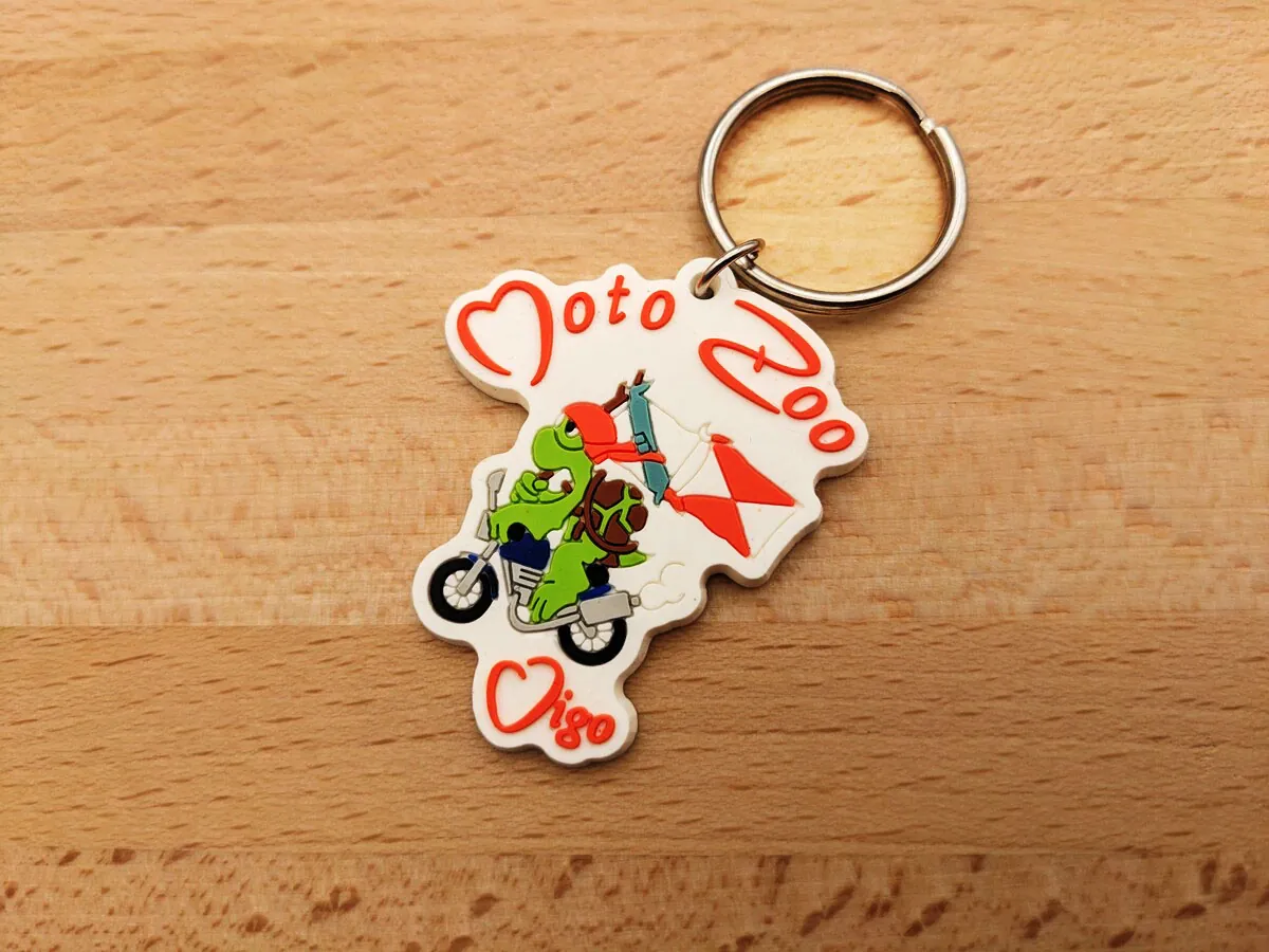 Llavero de PVC personalizado con moto verde