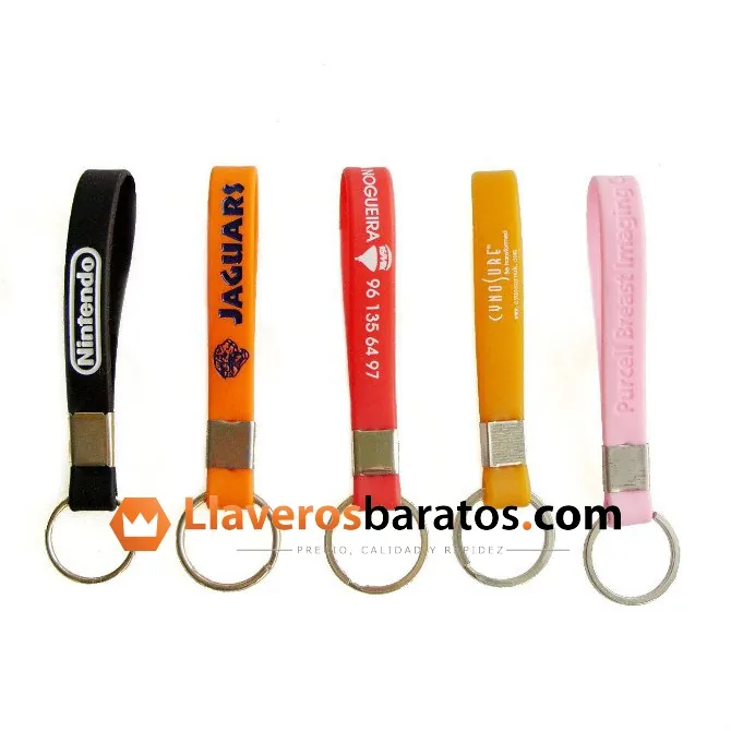Llaveros de silicona con logos impresos en colores