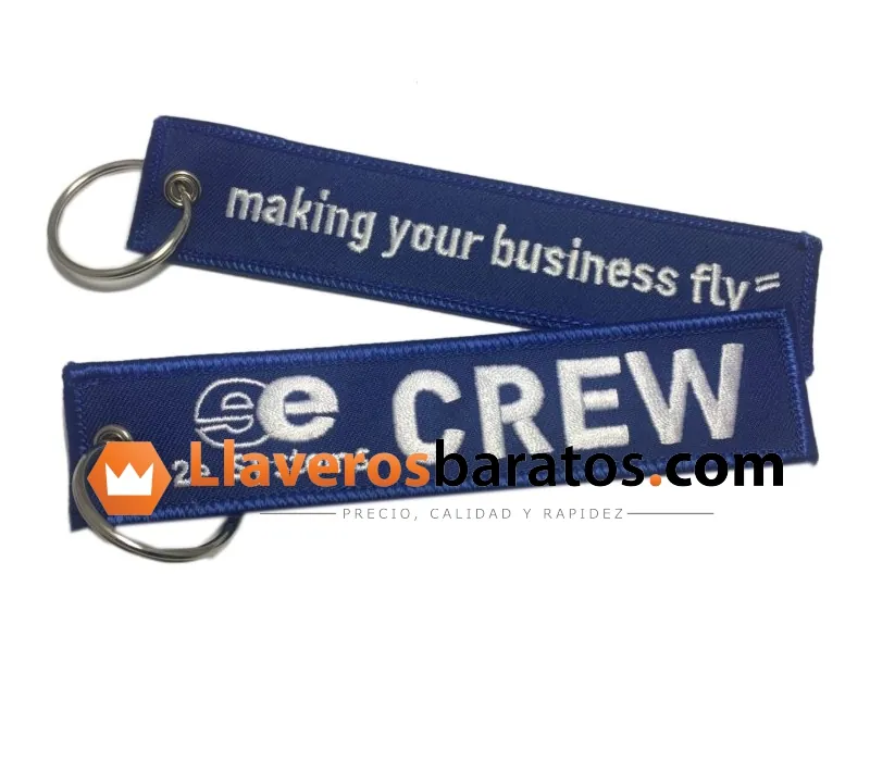 Llavero de tela bordado azul con texto blanco crew