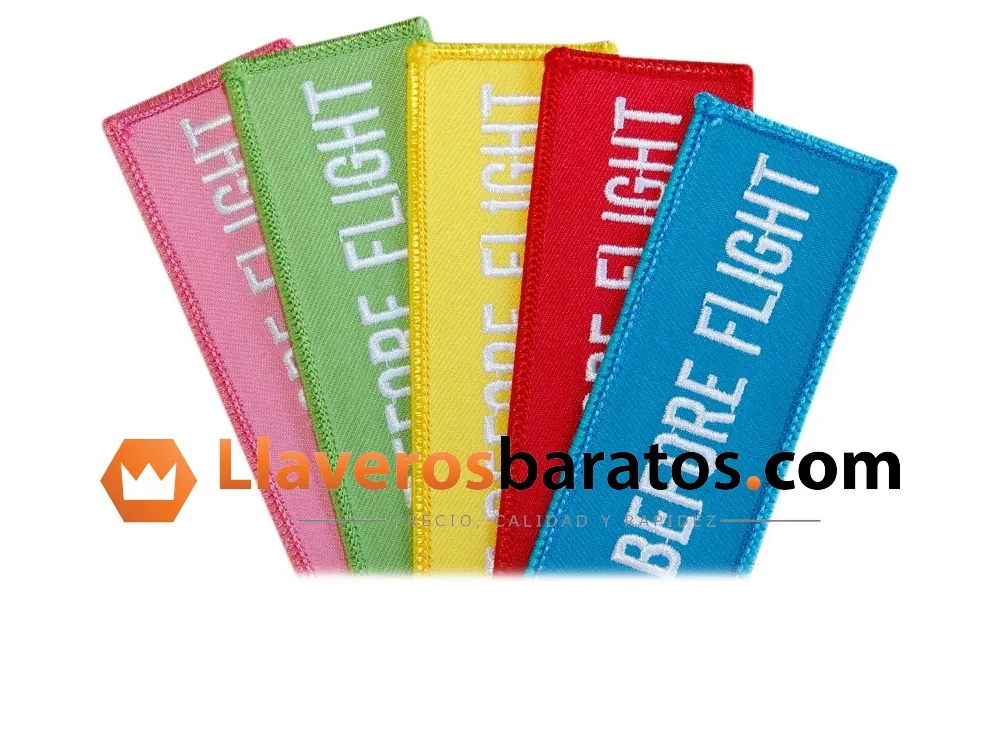 Llavero de tela bordado Remove Before Flight en colores pastel