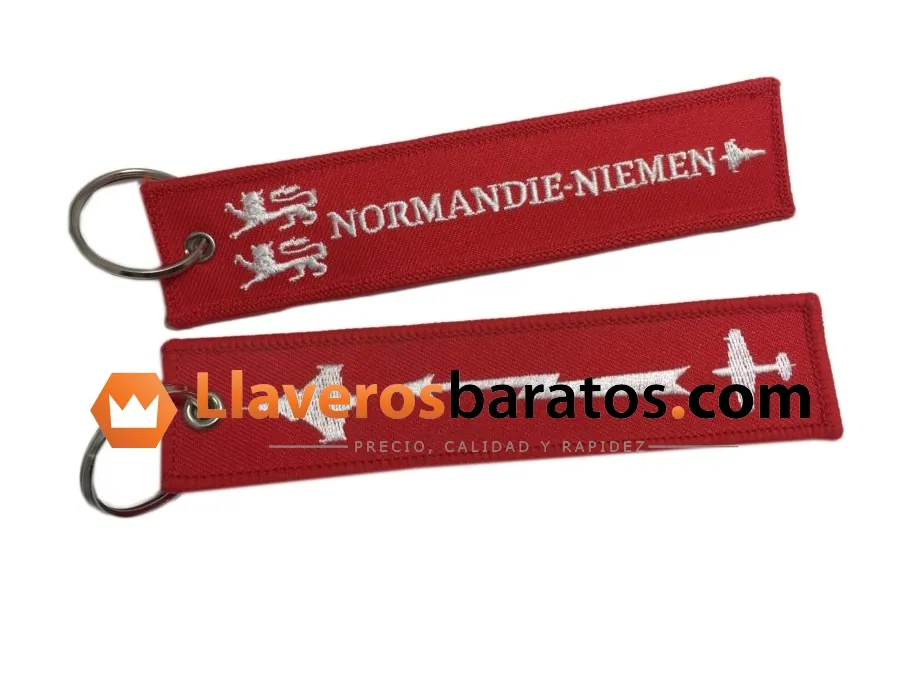Llavero de tela bordado rojo con escudo